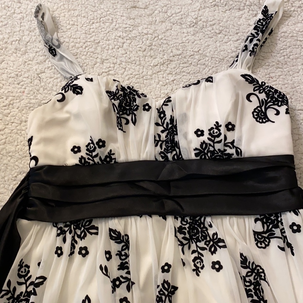 White and black floral dress ✨LAST CHANCE - Picture 2 of 6